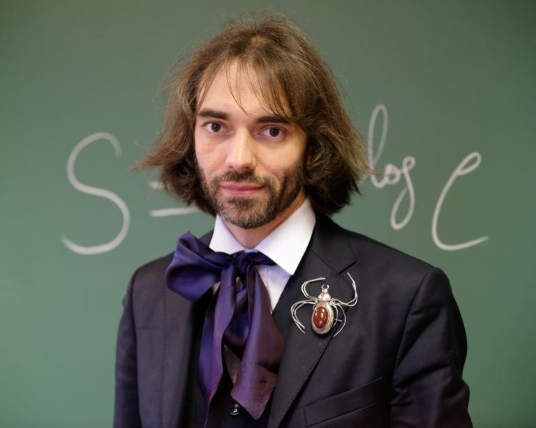 [METAPHYSIQUE] QUI SUIS-JE, OU VAIS-JE, DANS QUELLE ETAGERE ? - Page 7 Cedric_Villani-%C2%A9-Marie-Lan-Nguyen-768x614