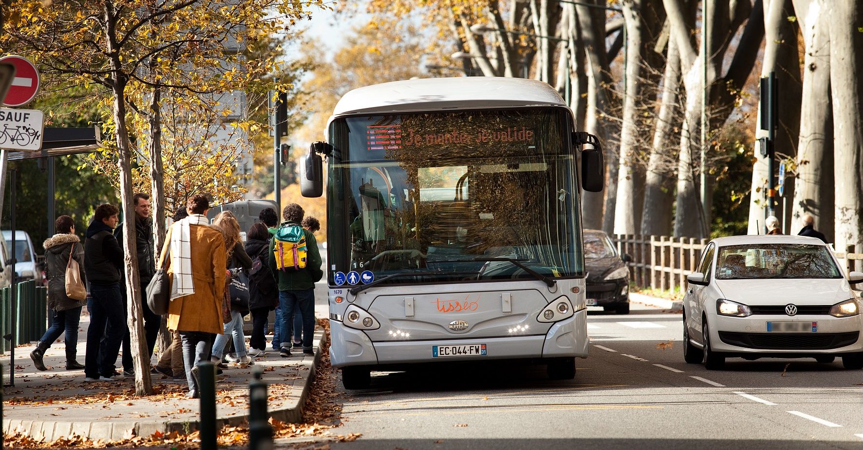 Bus GX 437 HYB de la bus ligne Linéo 1 Tisséo dans les rues de Toulouse.